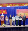 Ông Nguyễn Tuân và bà Phạm Thị Hạnh trao thưởng cho đại diện hộ dân các tuyến đường đạt giải