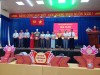Lãnh đạo Đảng uỷ phường trao tặng sách cho các chi bộ trực thuộc