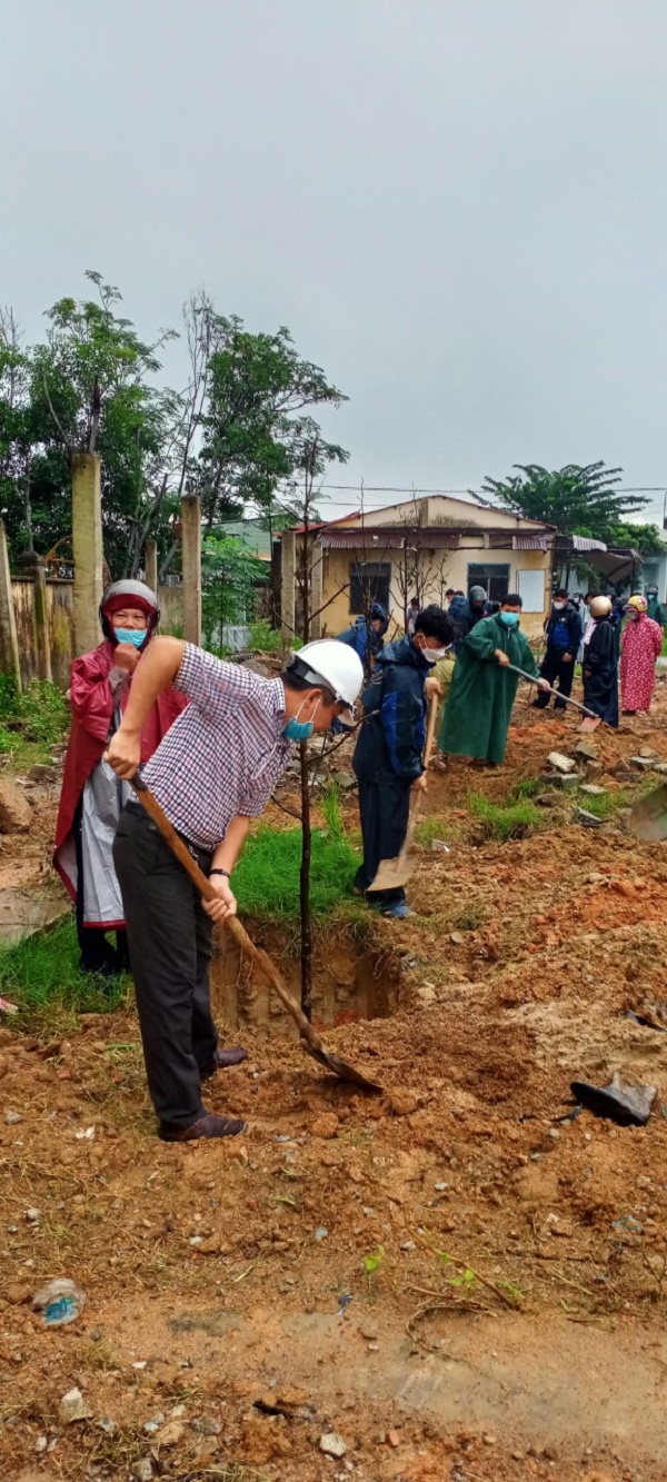 Đ/c Chủ tịch UBND phường cùng cán bộ, nhân dân phường ra quân trồng cây nhân ngày Đô thị Việt Nam 8/11