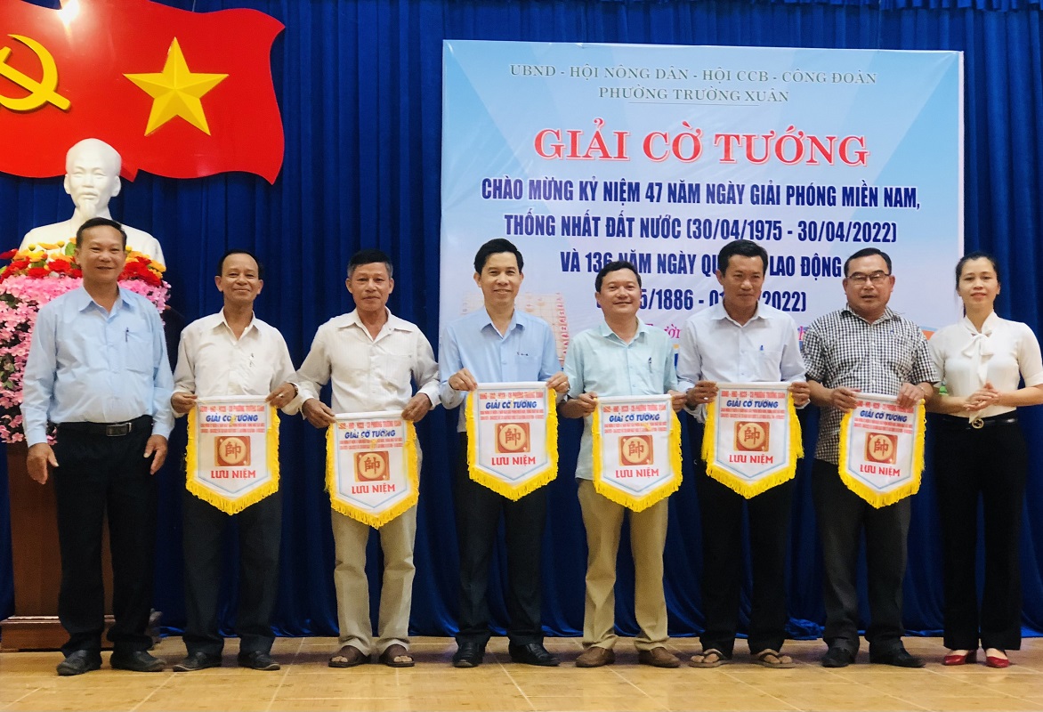 BCT tặng cờ lưu niệm cho các đơn vị tham gia giải