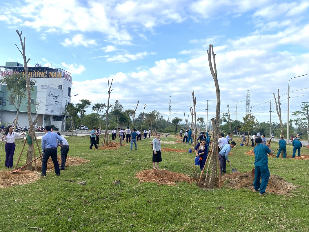 Khung cảnh buổi phát động ra quân trồng cây