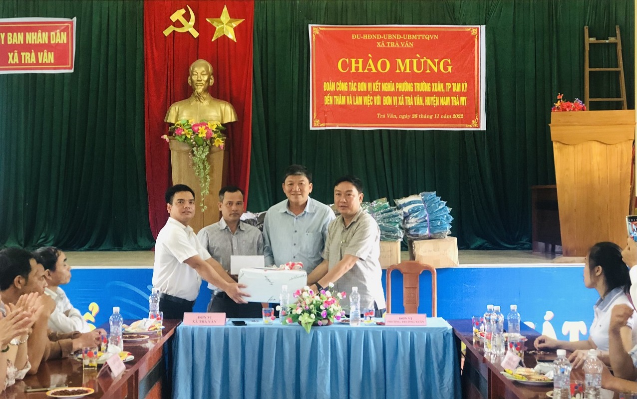 Lãnh đạo phường Trường Xuân tặng quà xã Trà Vân