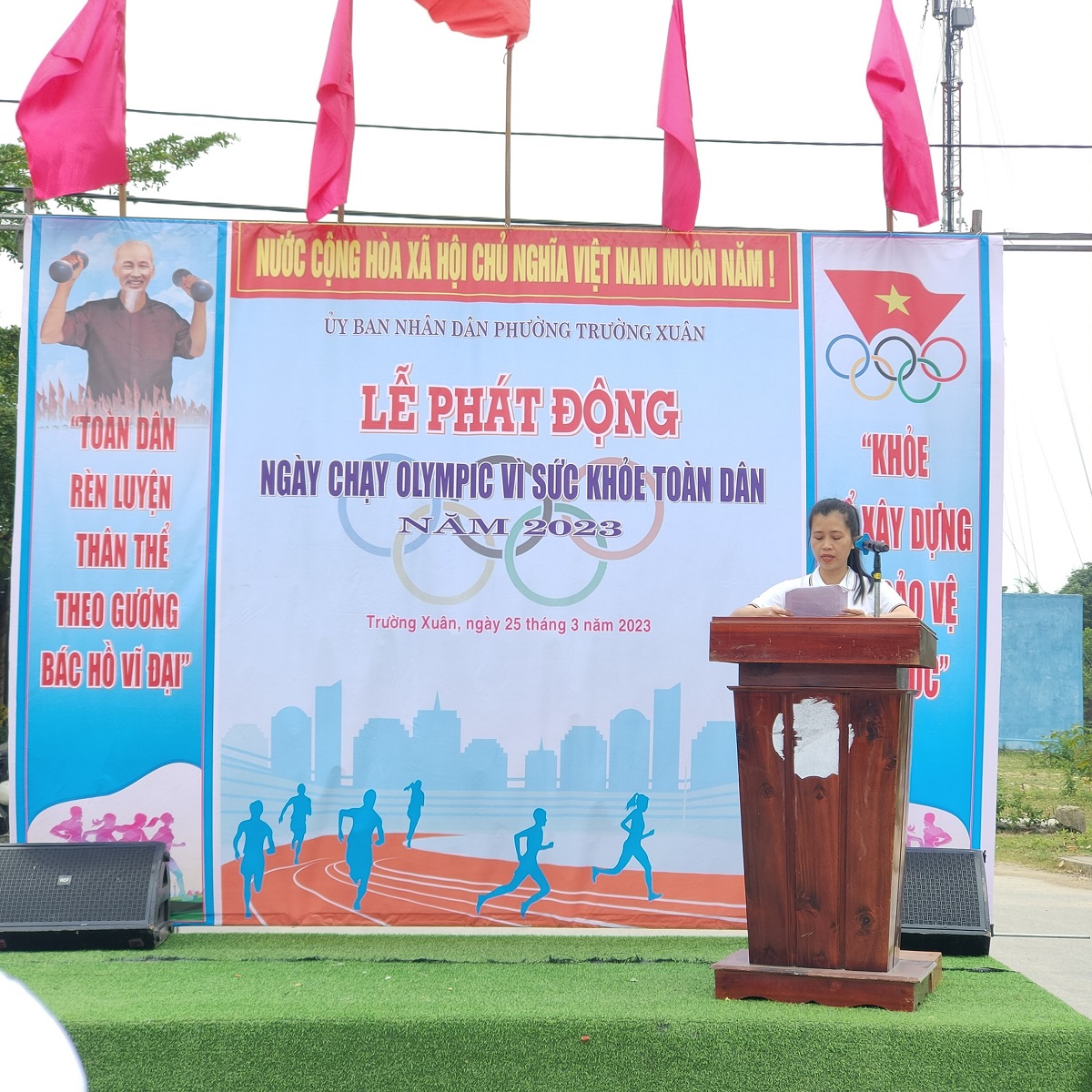 Bà Phạm Thị Hạnh - PCT UBND phường phát động ngày chạy Olimpic năm 2023