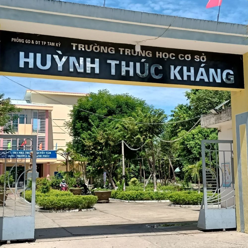 Cổng Trường THCS Huỳnh Thúc Kháng